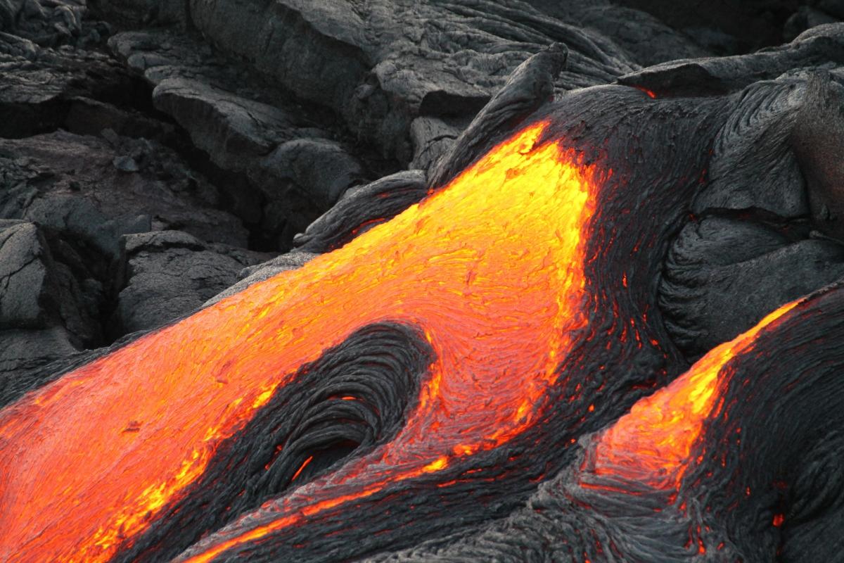 Lava volcán en erupción