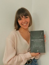 Paula Suárez González con su libro